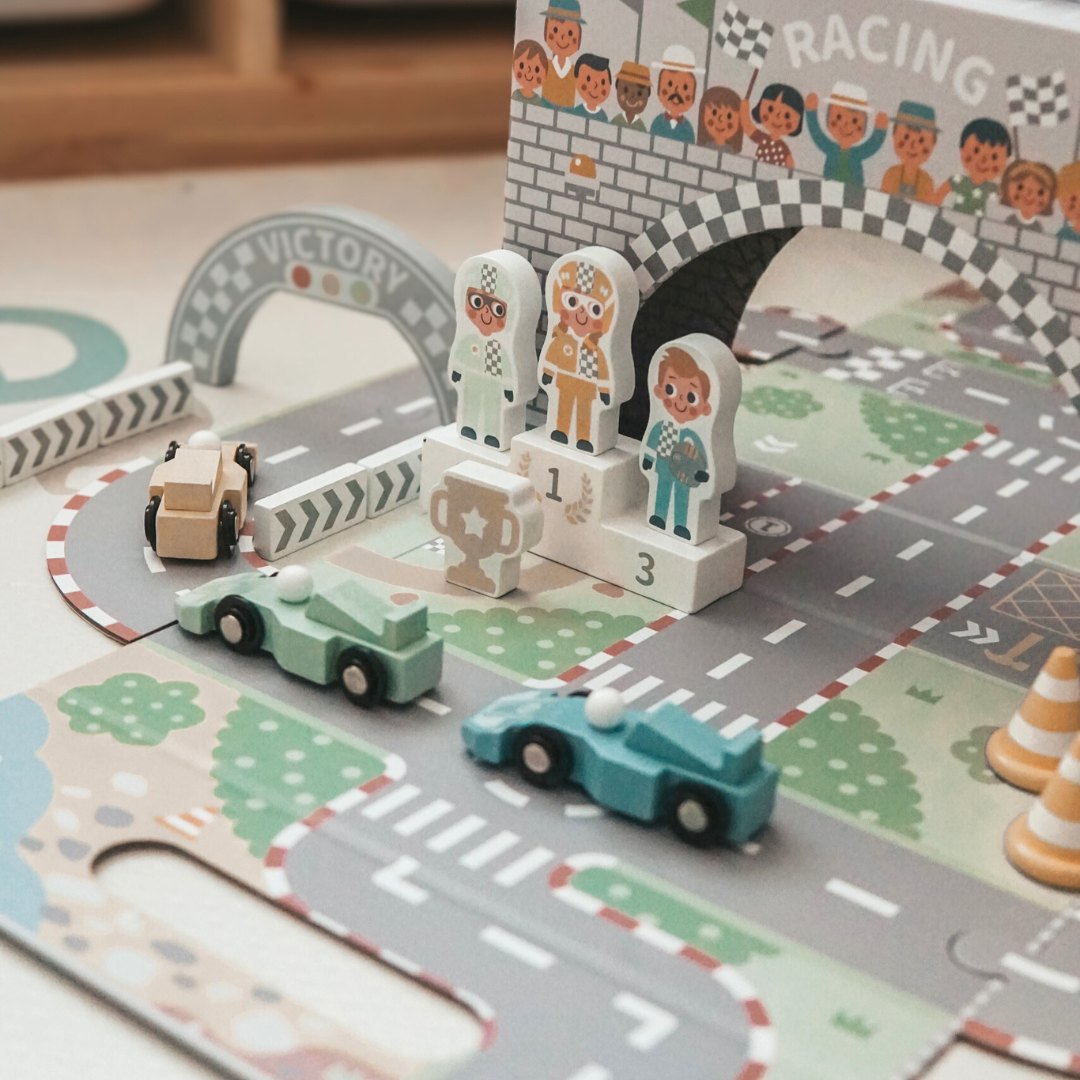 Valisa magnetica cu pista de curse, vehicule din lemn si accesorii rutiere