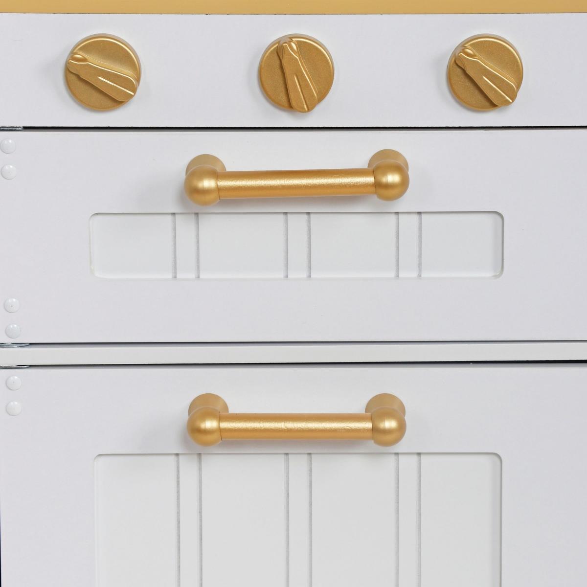 Bucătărie albă din lemn cu accesorii și șorț