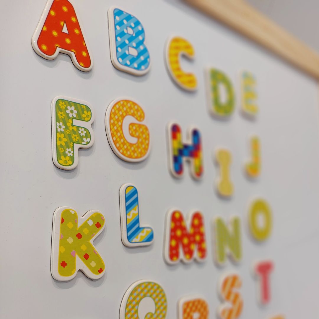 Tablă educațională mare cu două fețe: magnetică și tablă cu cretă - tablă cu ștergere uscată, din lemn