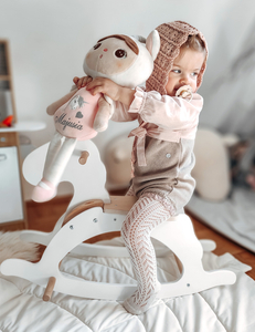 Căluț din lemn - alb - de la 12 luni.