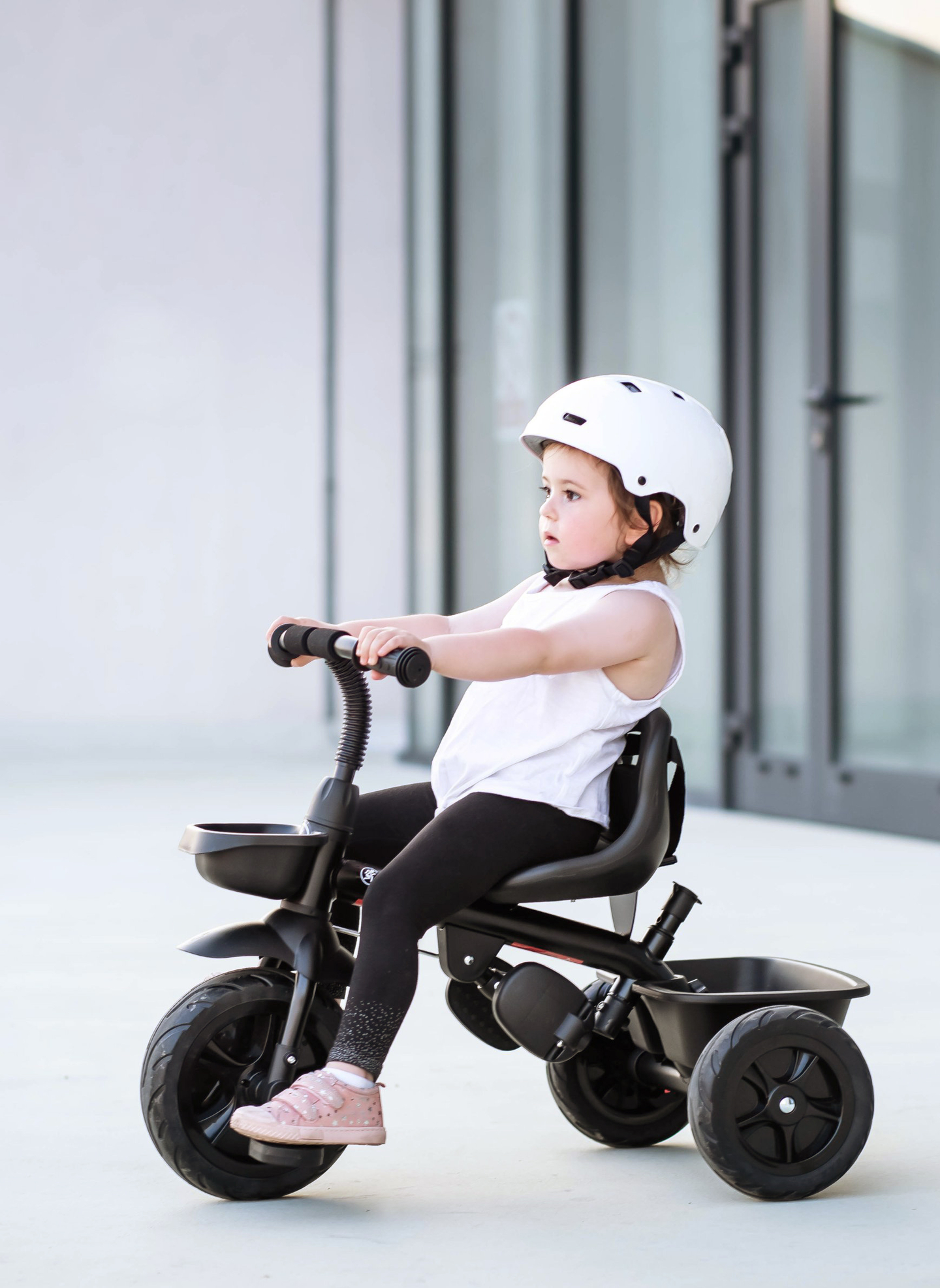 Tricicleta HyperMotion TOBI VECTOR - roți gonflabile veșnice + bară de împingere. Culoare: negru.