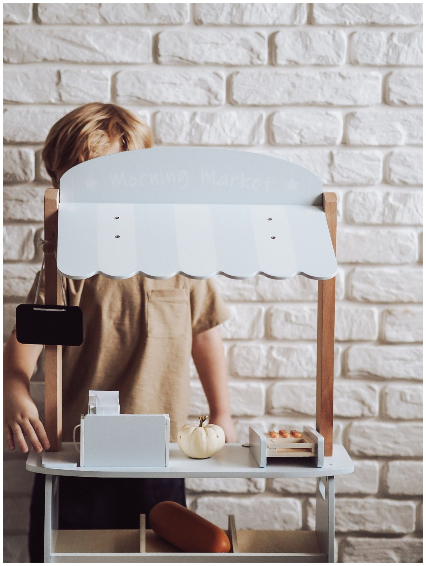 Magazin de legume - tarabă din lemn cu lăzi, casă de marcat și terminal