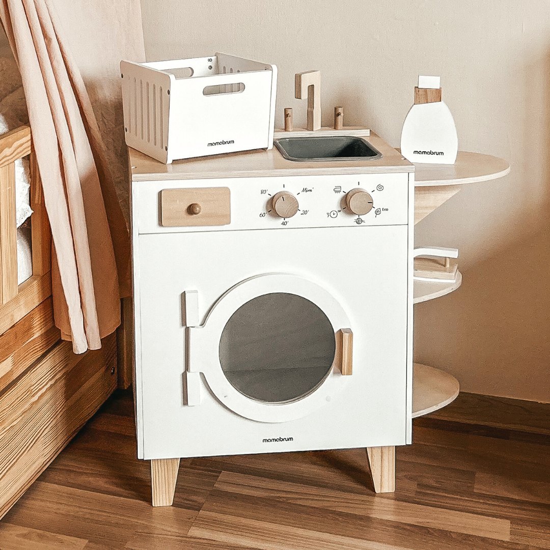 Mașină de spălat din lemn cu fier de călcat, coș și lichid de spălat