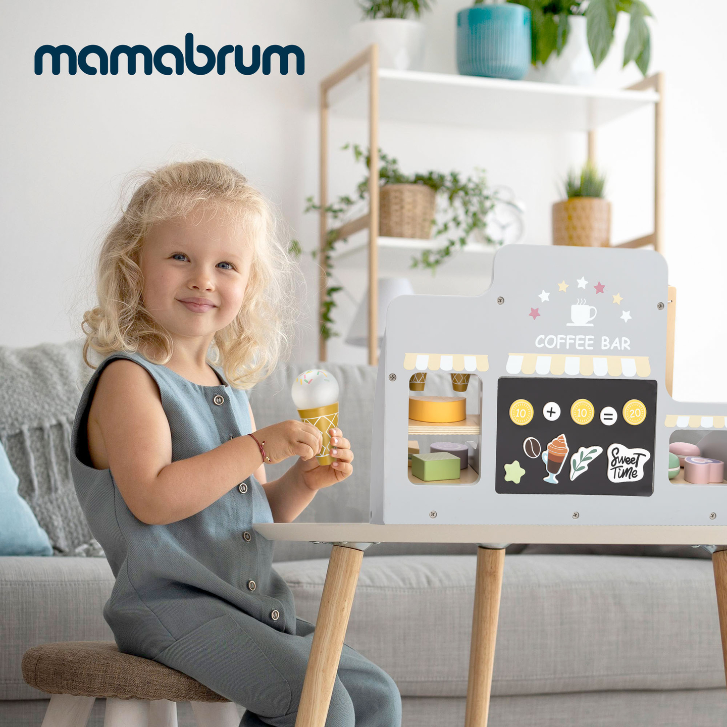 Un salon mare de înghețată din lemn cu tablă magnetică, aparat de cafea și set de înghețată și deserturi - peste 70 de piese!