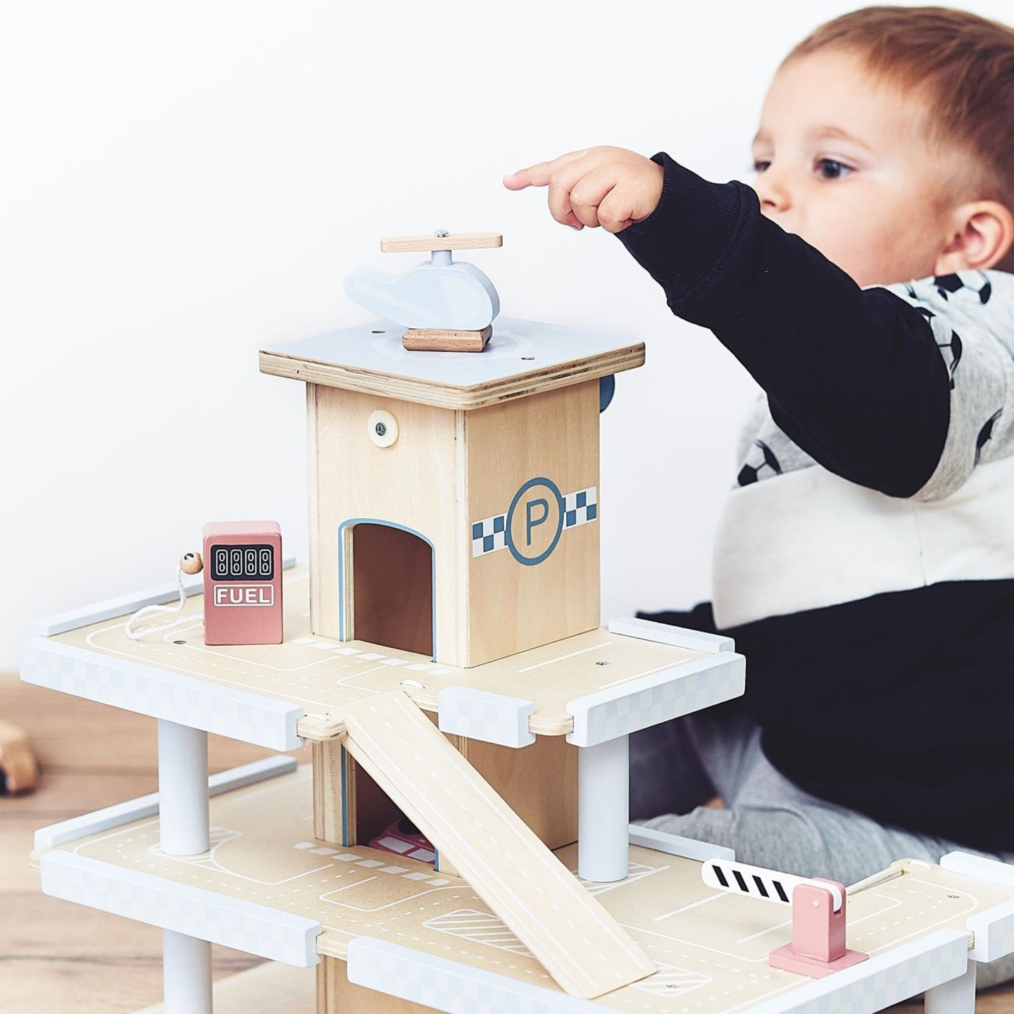 Parcare din lemn pe trei etaje cu lift - garaj cu mașini și elicopter