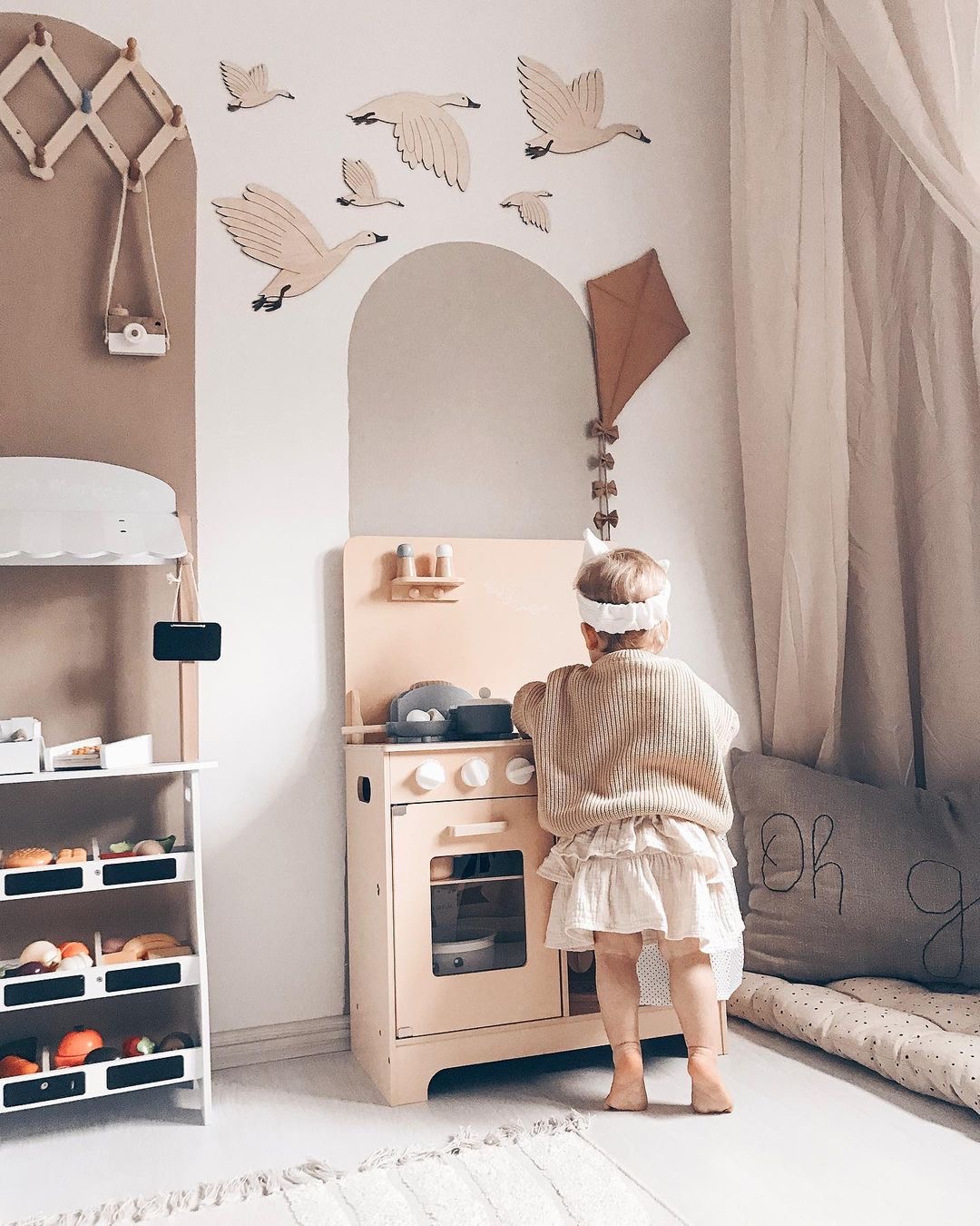 Bucătărie din lemn cu șorț, accesorii și iluminat cu LED-uri