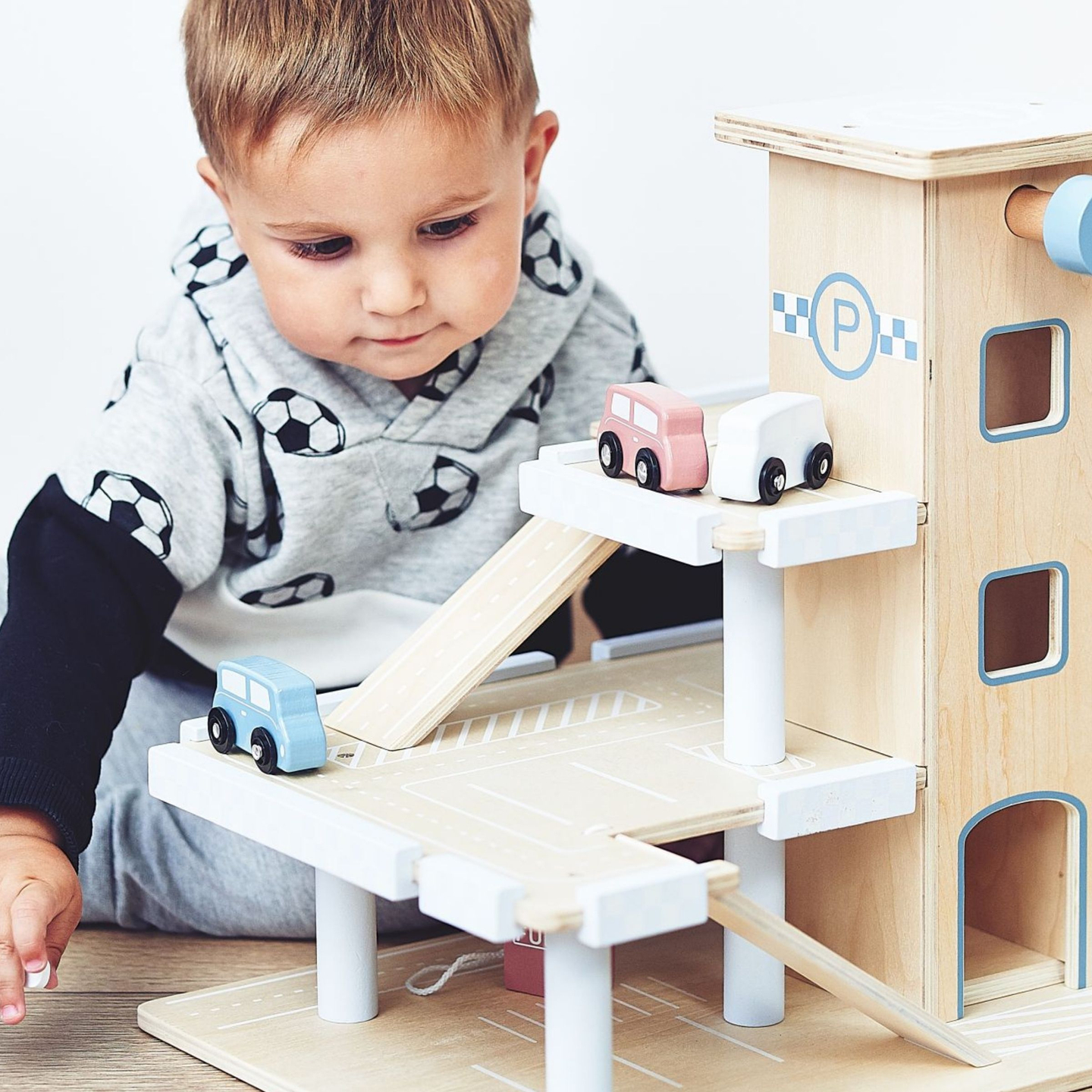 Parcare din lemn pe trei etaje cu lift - garaj cu mașini și elicopter