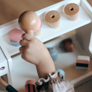 Gelaterie din lemn cu mașină de cafea - cafenea cu accesorii