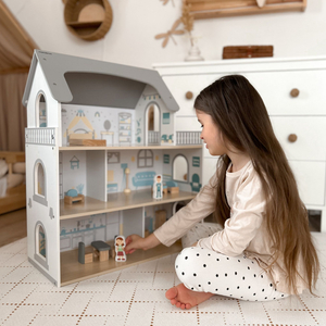 Casă albă din lemn pentru păpuși cu terasă și accesorii