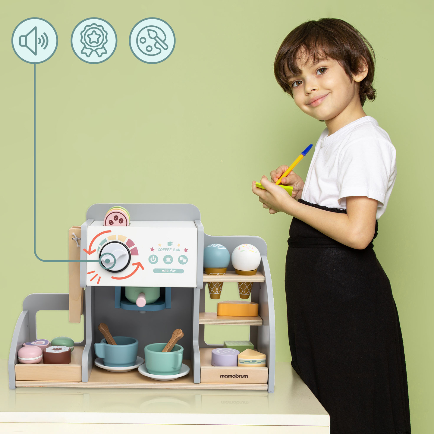 Un salon mare de înghețată din lemn cu tablă magnetică, aparat de cafea și set de înghețată și deserturi - peste 70 de piese!