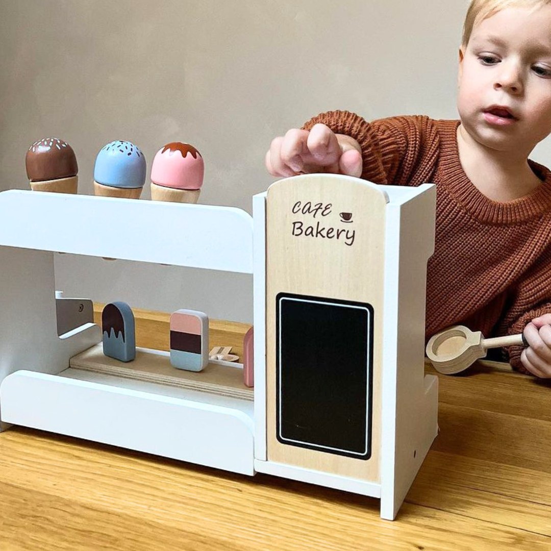 Gelaterie din lemn cu mașină de cafea - cafenea cu accesorii