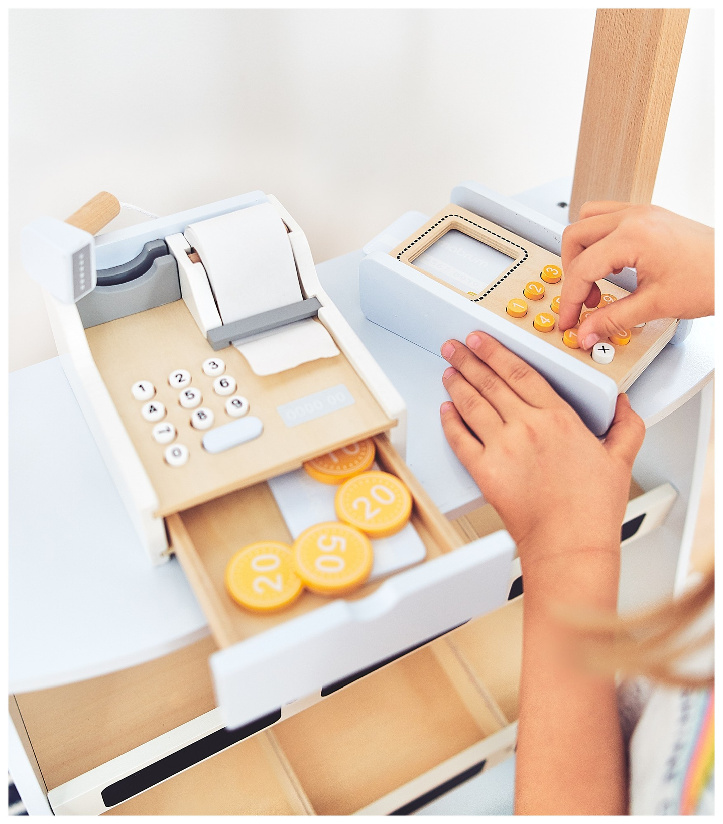 Magazin de legume - tarabă din lemn cu lăzi, casă de marcat și terminal