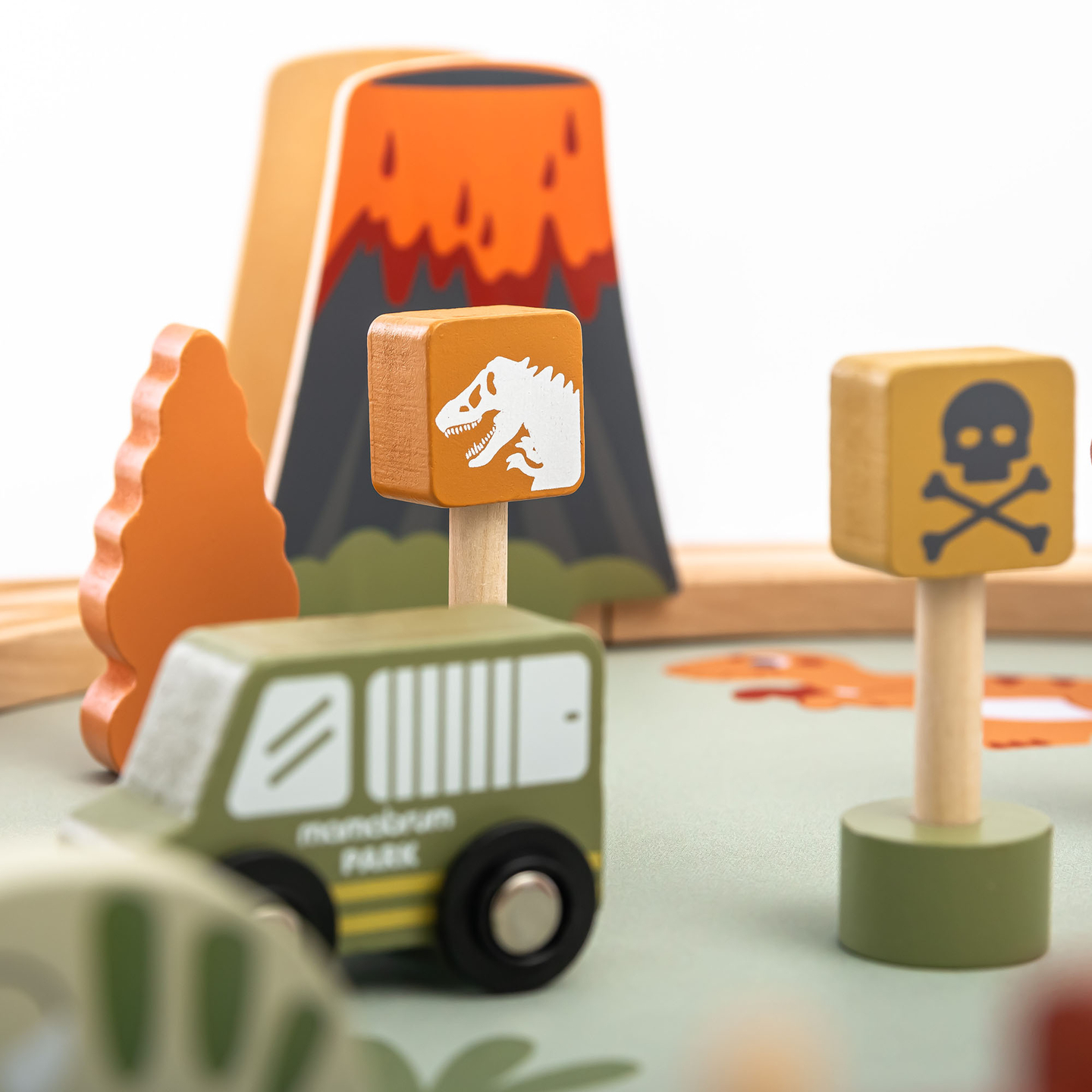 Trenuleț din lemn Dino Park cu covoraș antiderapant - dinozauri, tren, șine, vulcan, clopot