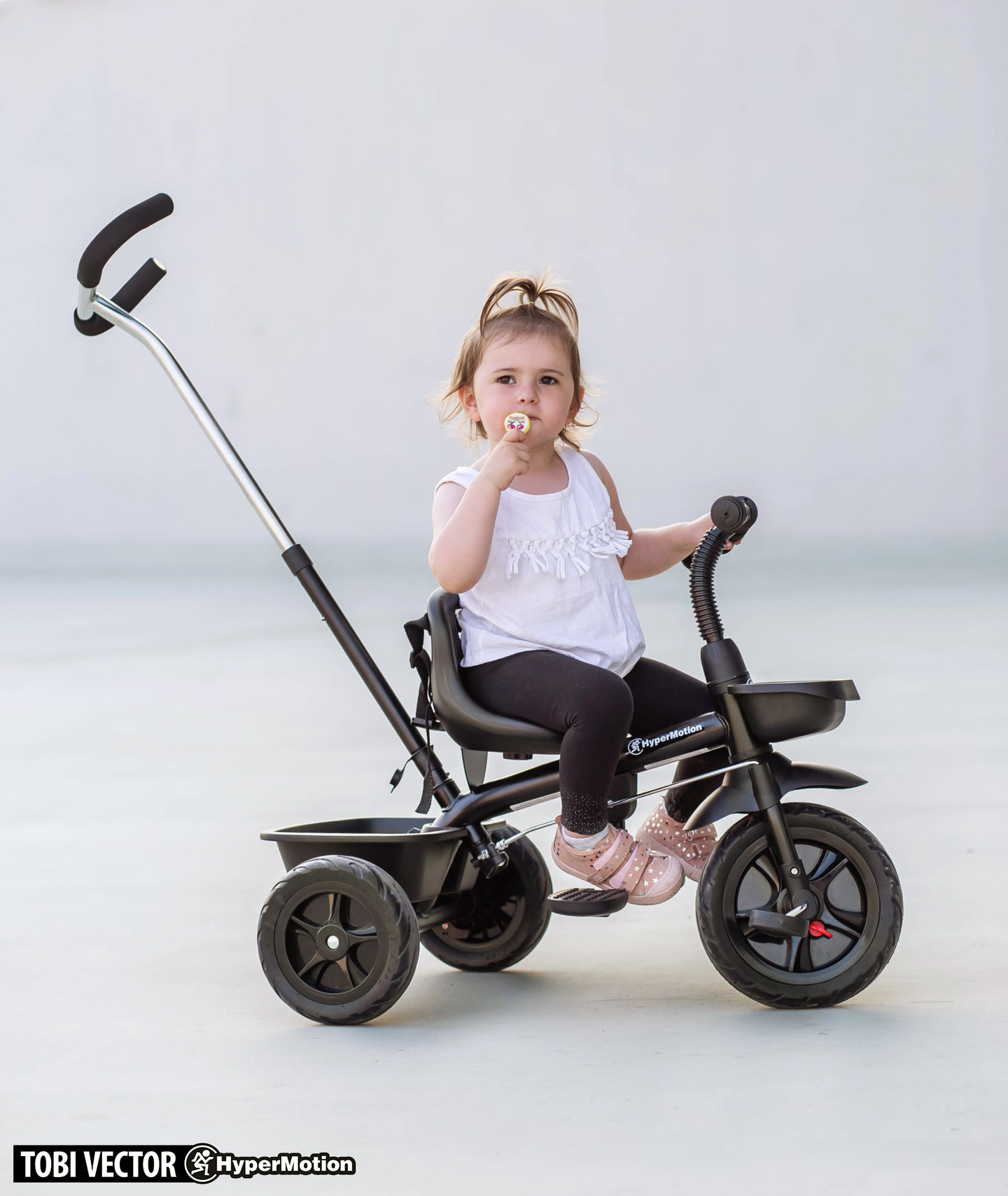 Tricicleta HyperMotion TOBI VECTOR - roți gonflabile veșnice + bară de împingere. Culoare: negru.