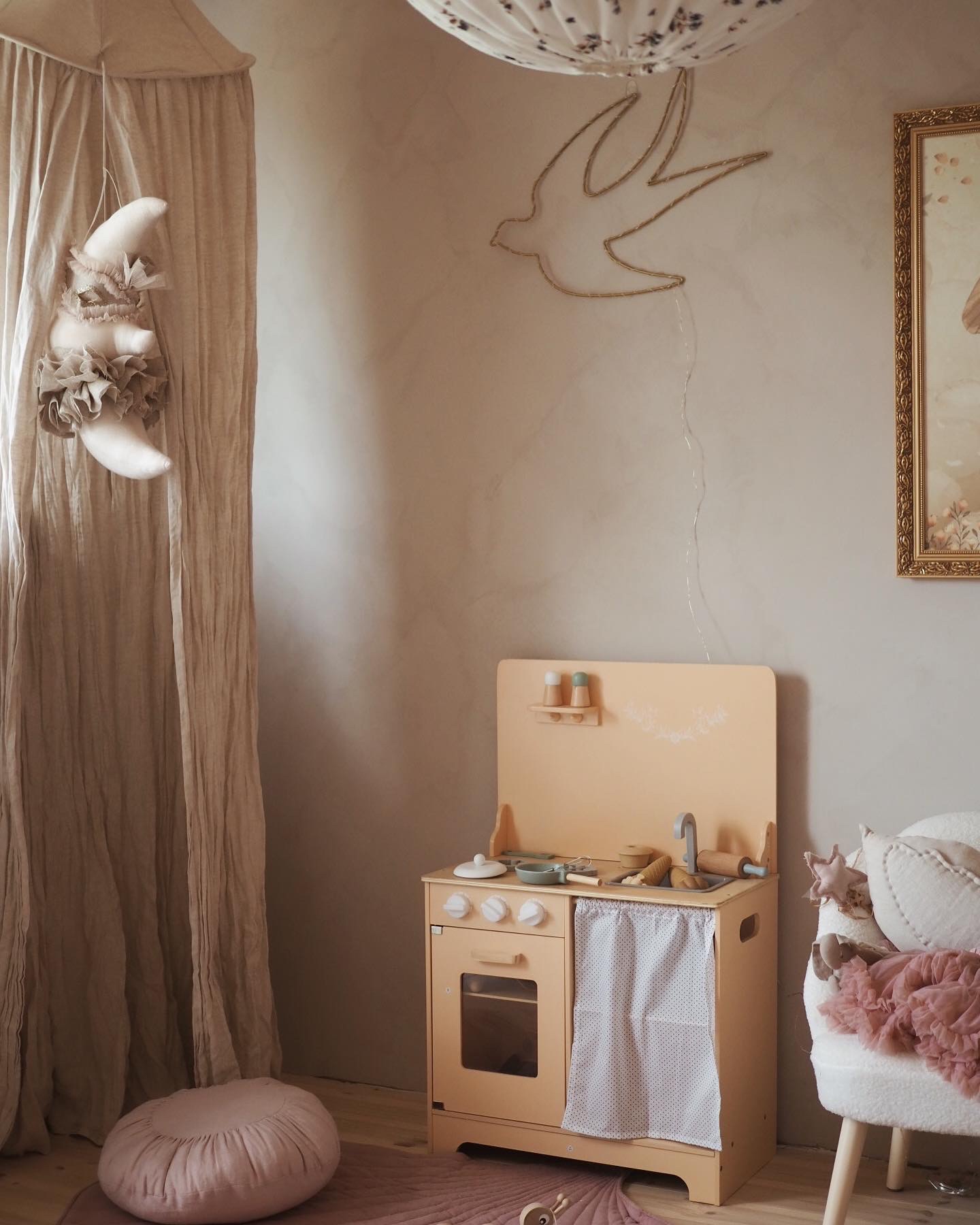 Bucătărie din lemn cu șorț, accesorii și iluminat cu LED-uri