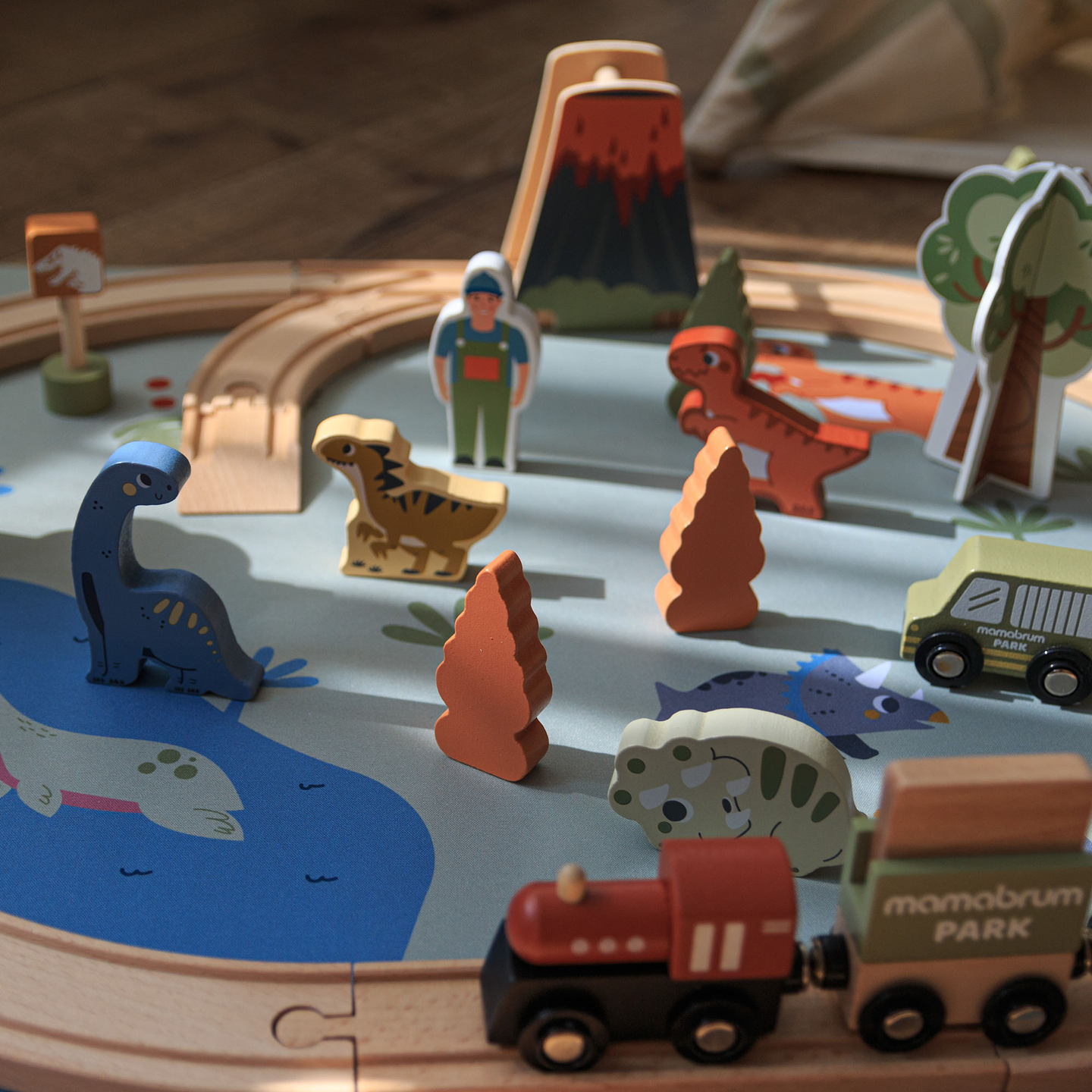 Trenuleț din lemn Dino Park cu covoraș antiderapant - dinozauri, tren, șine, vulcan, clopot