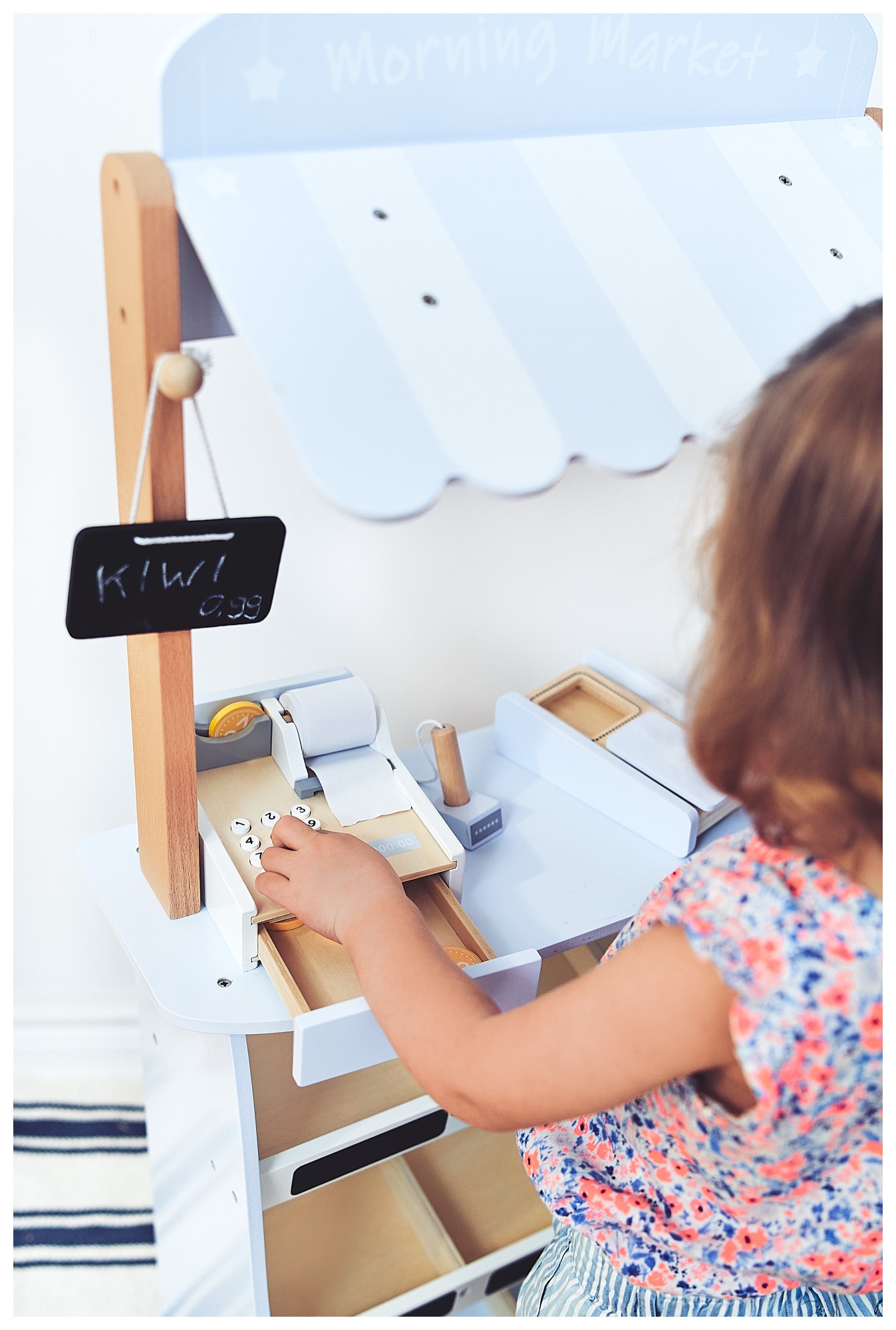 Magazin de legume - tarabă din lemn cu lăzi, casă de marcat și terminal