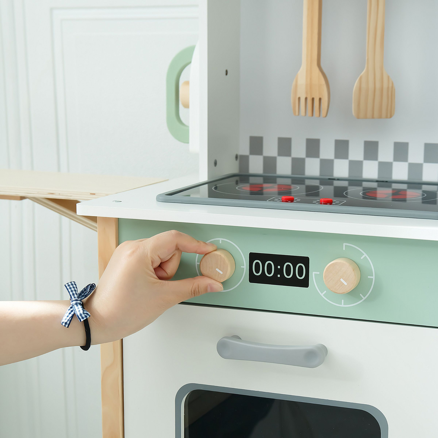 Bucătărie interactivă cu mașină de spălat rufe, mașină de spălat vase și tablă