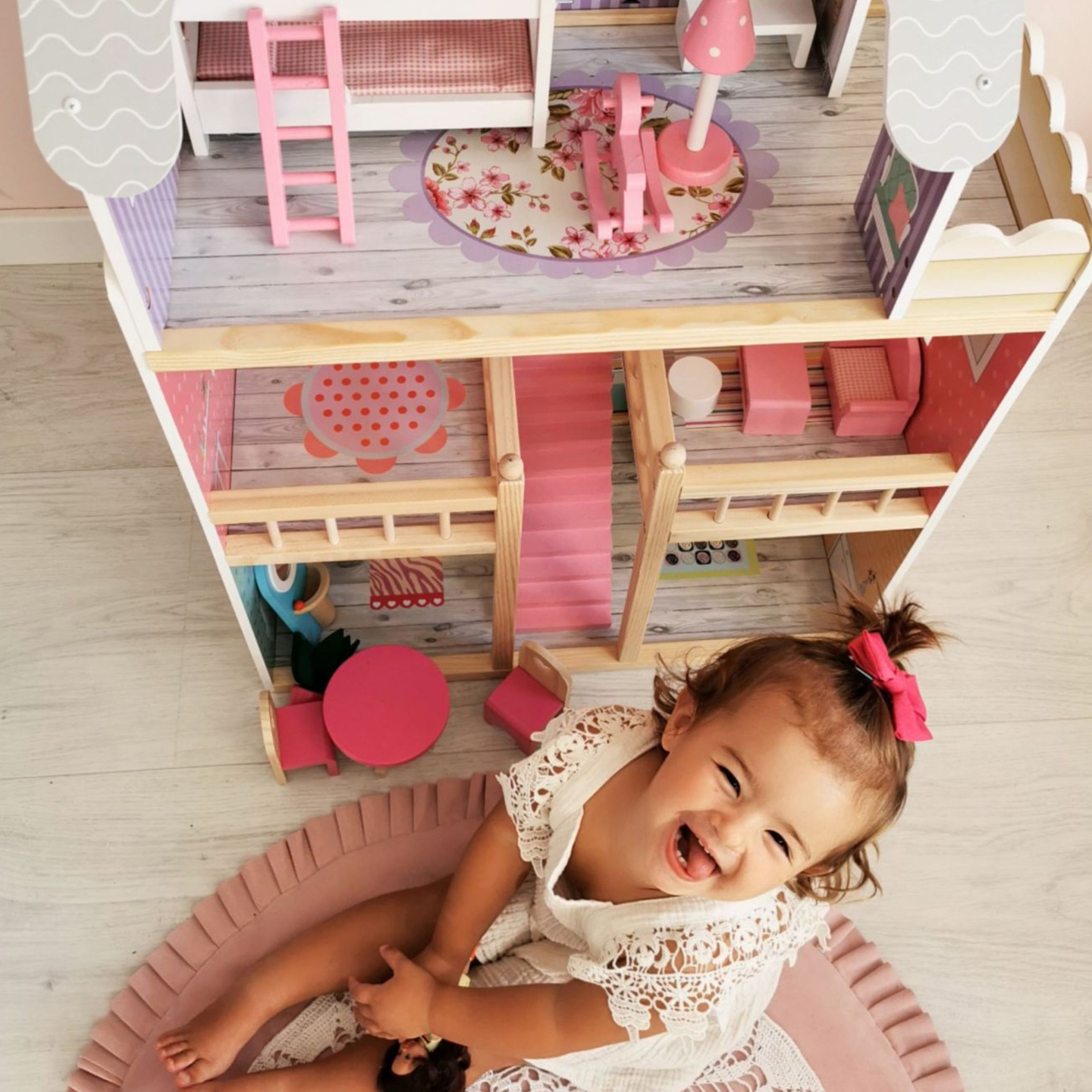 Casă mare de păpuși din lemn cu 3 etaje, cu terasă, set de mobilier și iluminare cu LED-uri!