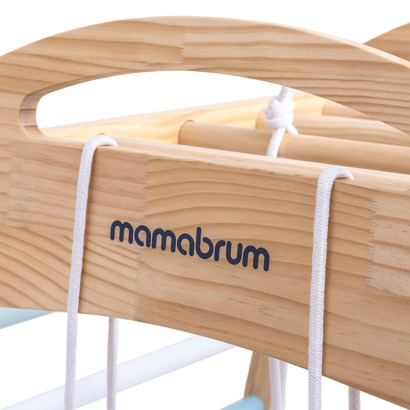 Loc de joacă interior din lemn cu leagăn, inele de gimnastică și plasă de cățărat