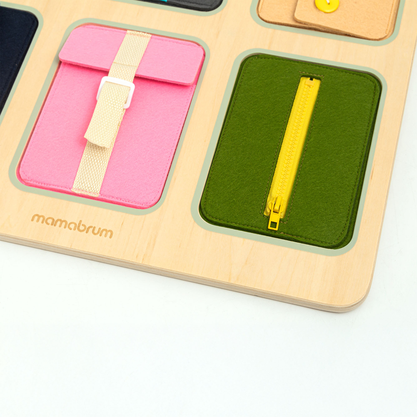 Tablă manipulativă Montessori din lemn – Învățarea senzorială a independenței - șireturi, catarame, nasturi, capse, fermoar