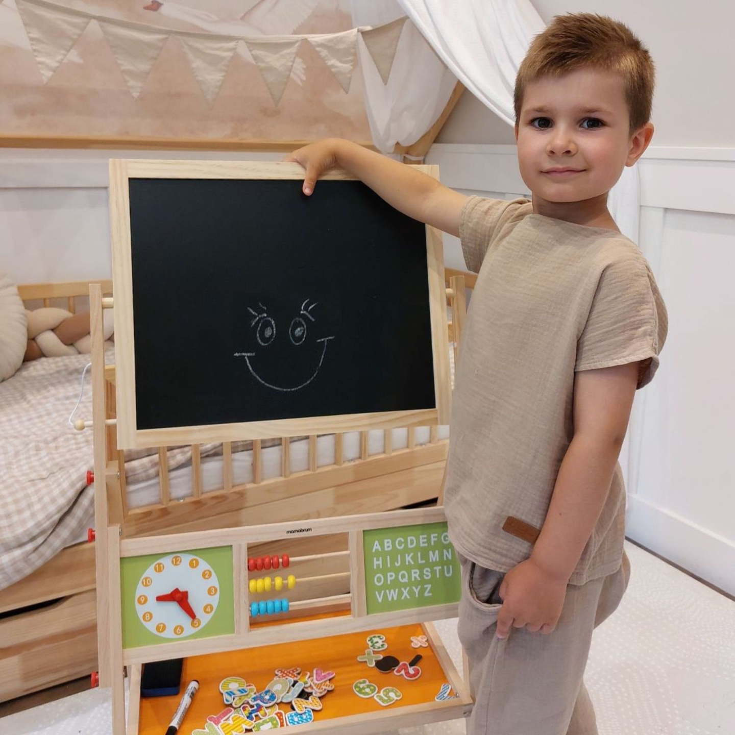 Tablă educațională mare cu două fețe: magnetică și tablă cu cretă - tablă cu ștergere uscată, din lemn