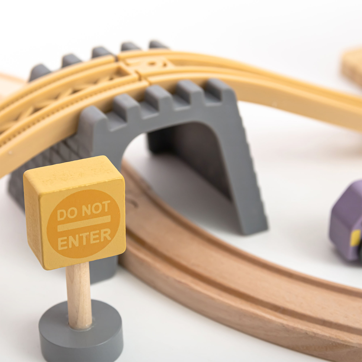 Cale ferată urbană din lemn cu tren electric - macara în mișcare, navă, poduri