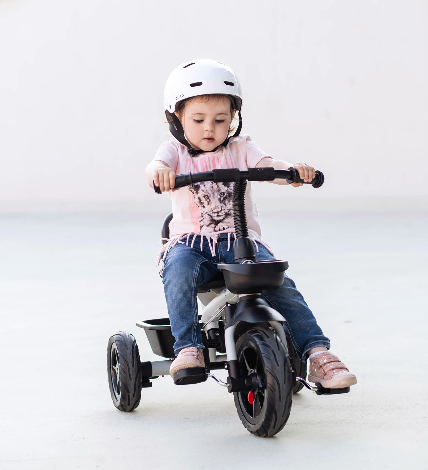 Tricicleta HyperMotion TOBI VECTOR - roți gonflabile veșnice + bară de împingere. Culoare: gri deschis.