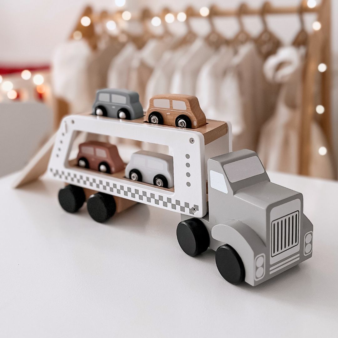 Camion-remorcă din lemn cu 4 vagoane