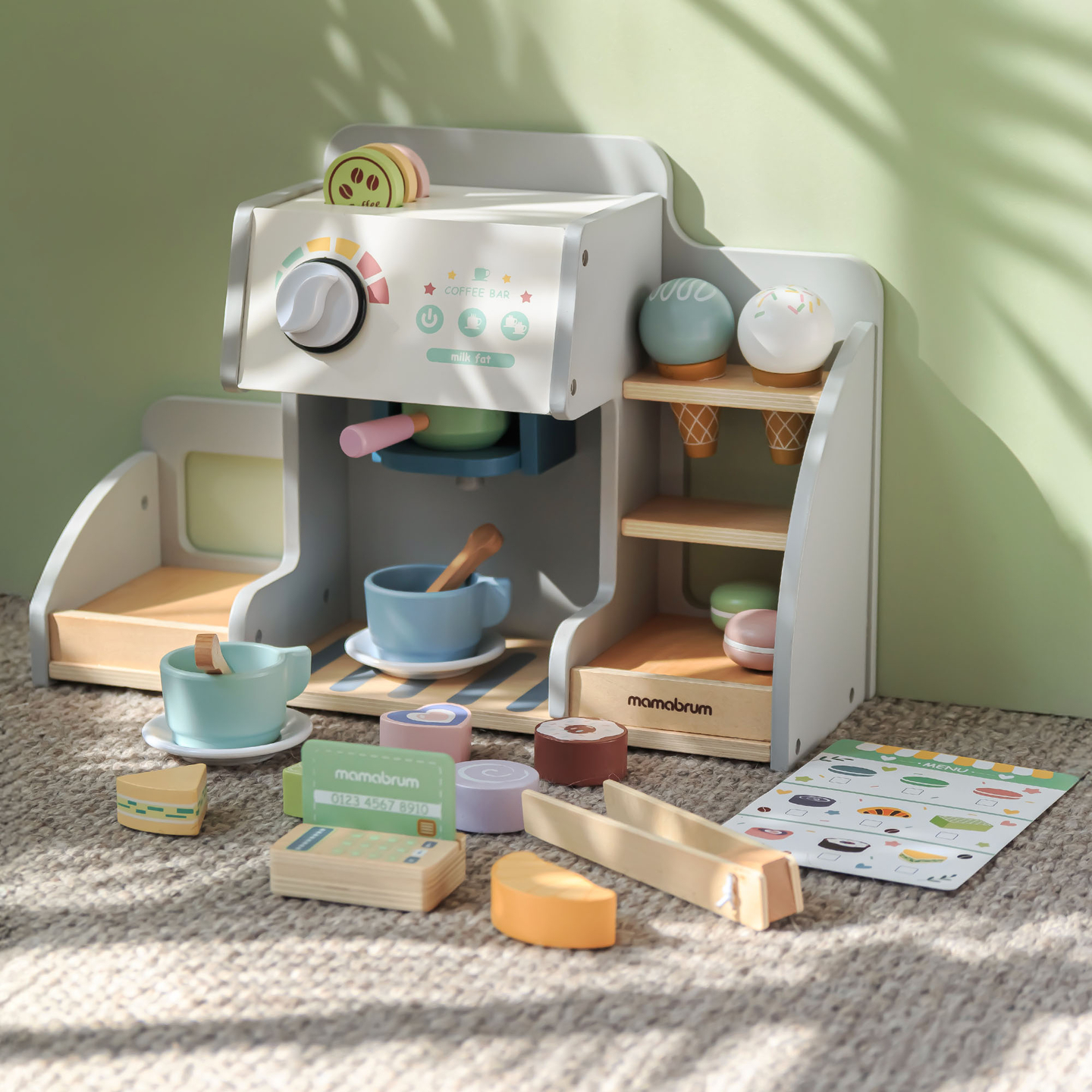 Un salon mare de înghețată din lemn cu tablă magnetică, aparat de cafea și set de înghețată și deserturi - peste 70 de piese!