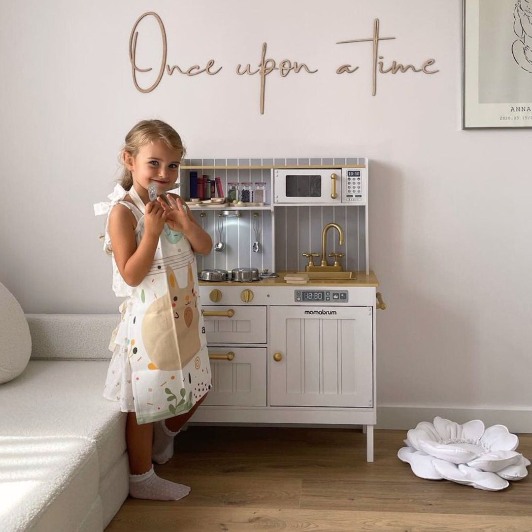 Bucătărie albă din lemn cu accesorii și șorț