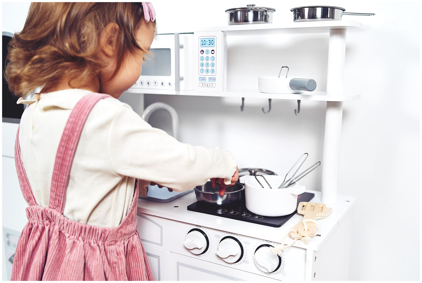 Accesorii de bucătărie mari din lemn alb și șorț