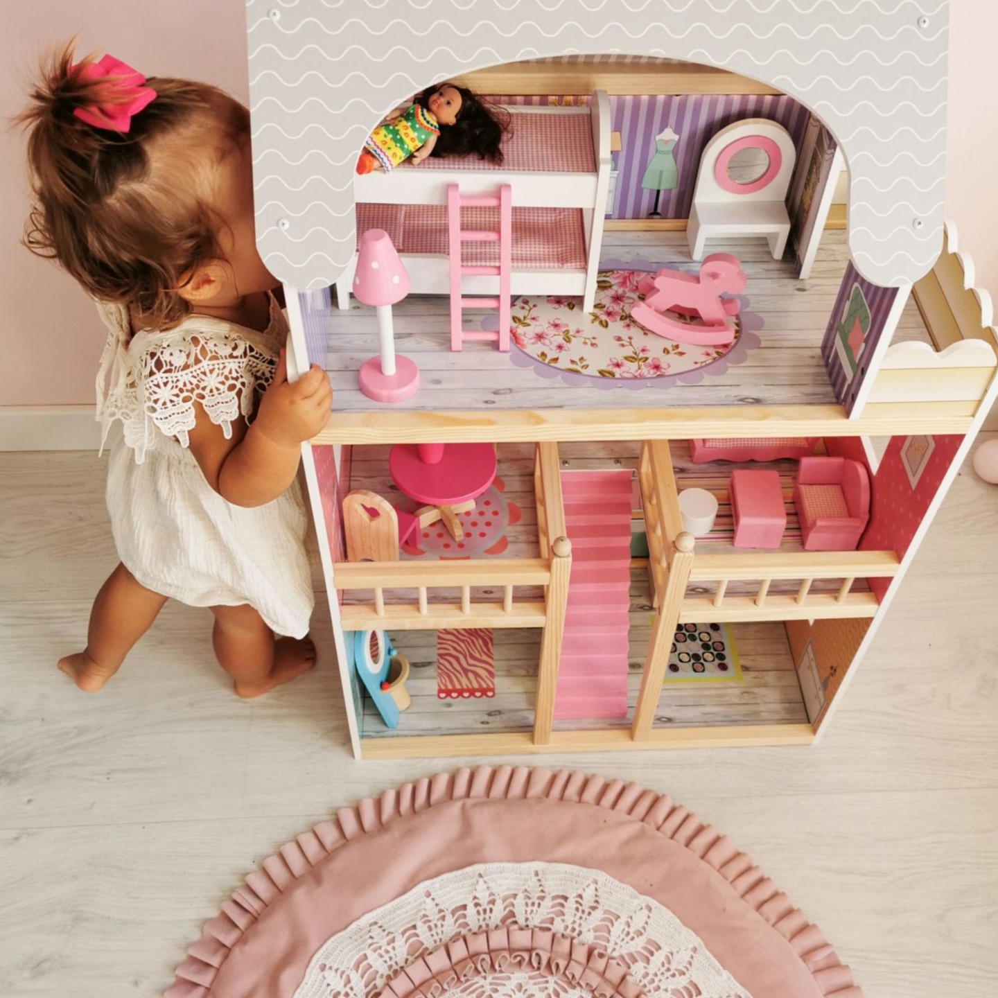 Casă mare de păpuși din lemn cu 3 etaje, cu terasă, set de mobilier și iluminare cu LED-uri!