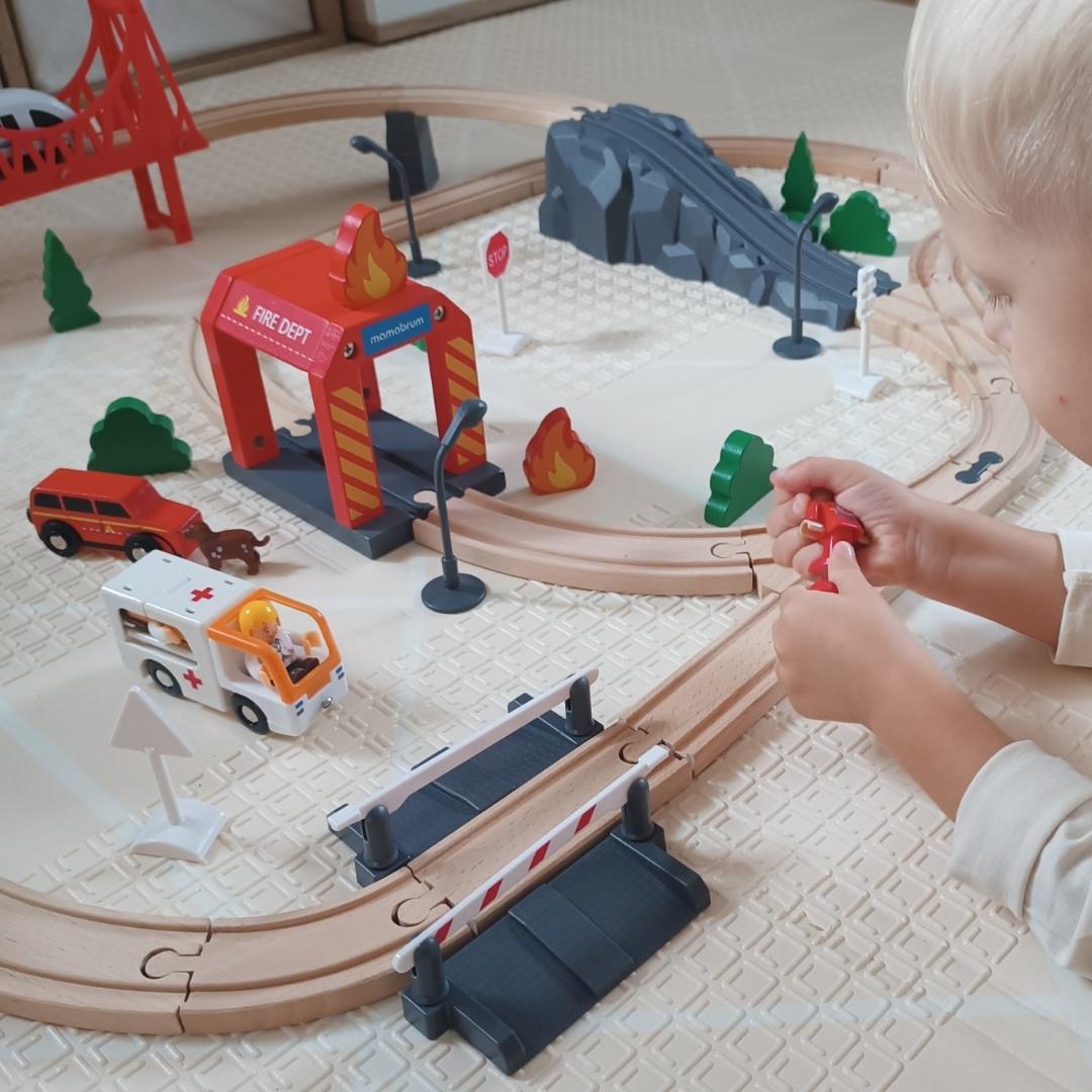 Tren din lemn, tren alimentat cu baterii - Pompieri, șine, vagoane, poduri, barieră