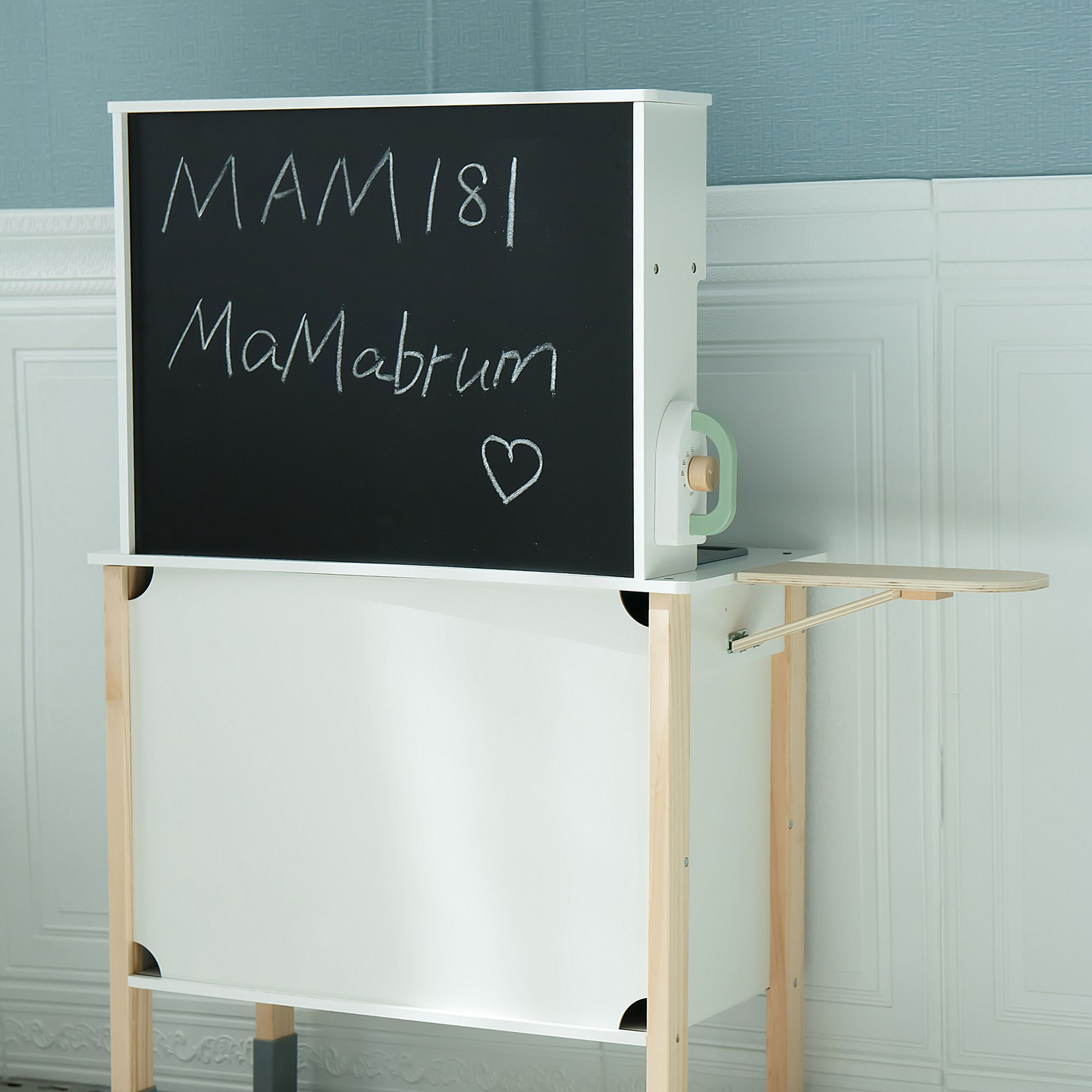 Bucătărie interactivă cu mașină de spălat rufe, mașină de spălat vase și tablă