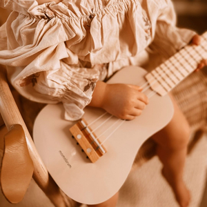 Chitara din lemn pentru copii - ukulele - culoare roz